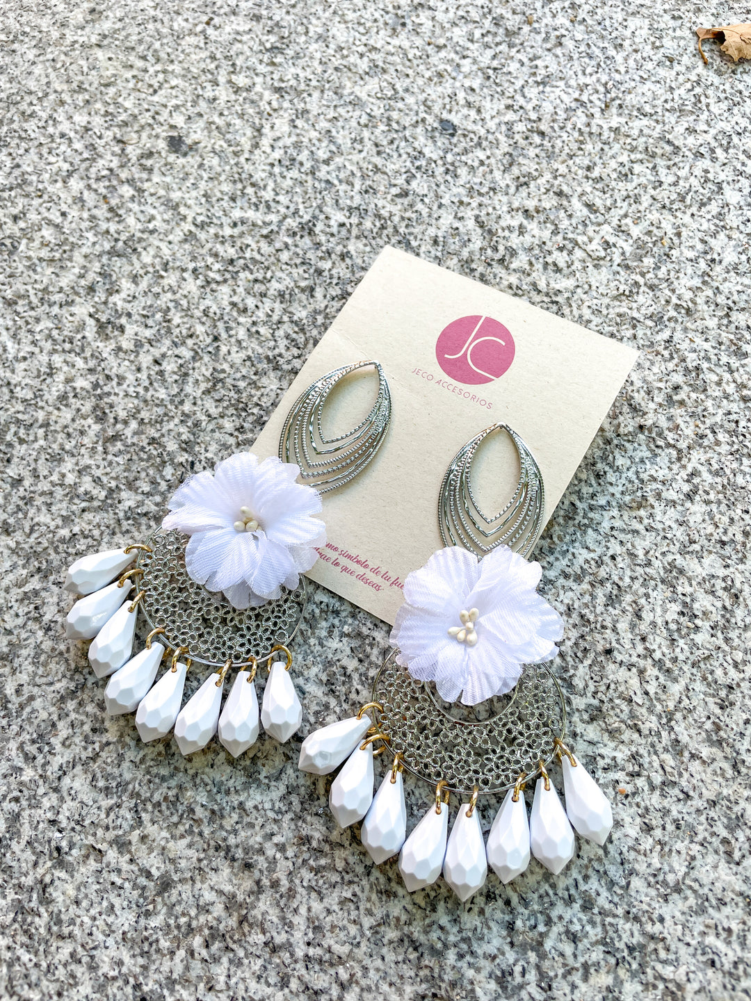Maxi aretes blancos