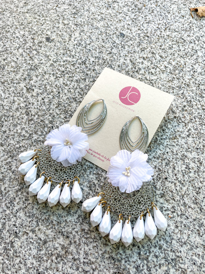 Maxi aretes blancos