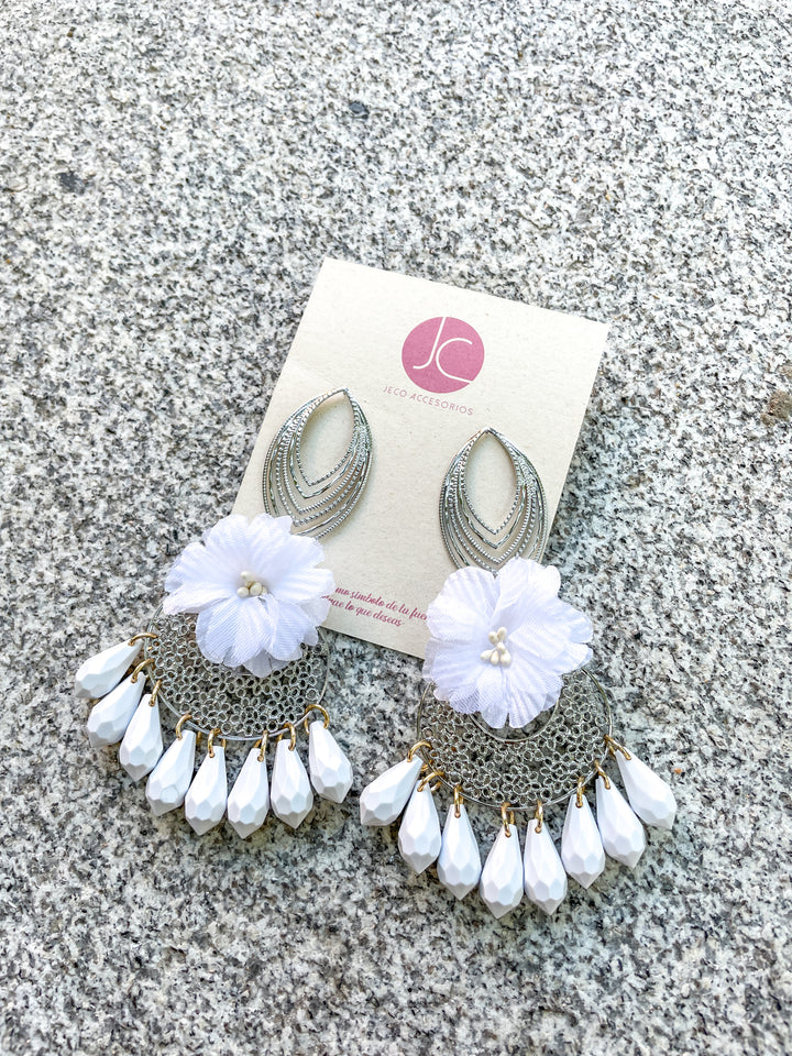 Maxi aretes blancos